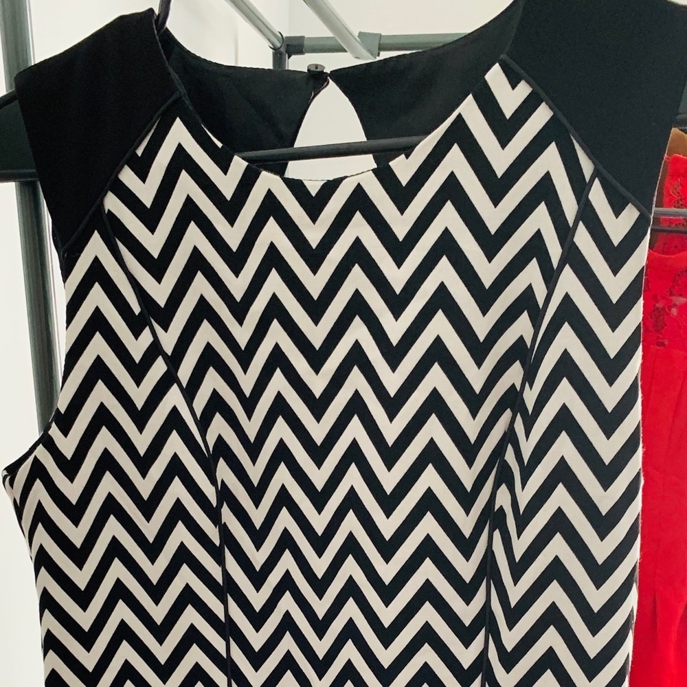 H&M dress in perfect condition. 001 - Picture 2 of 5